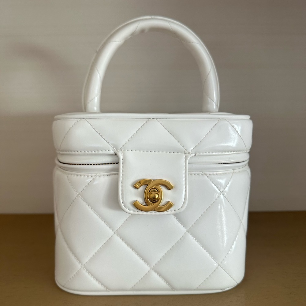 Chanel vintage heart mirror vanity white - no offers